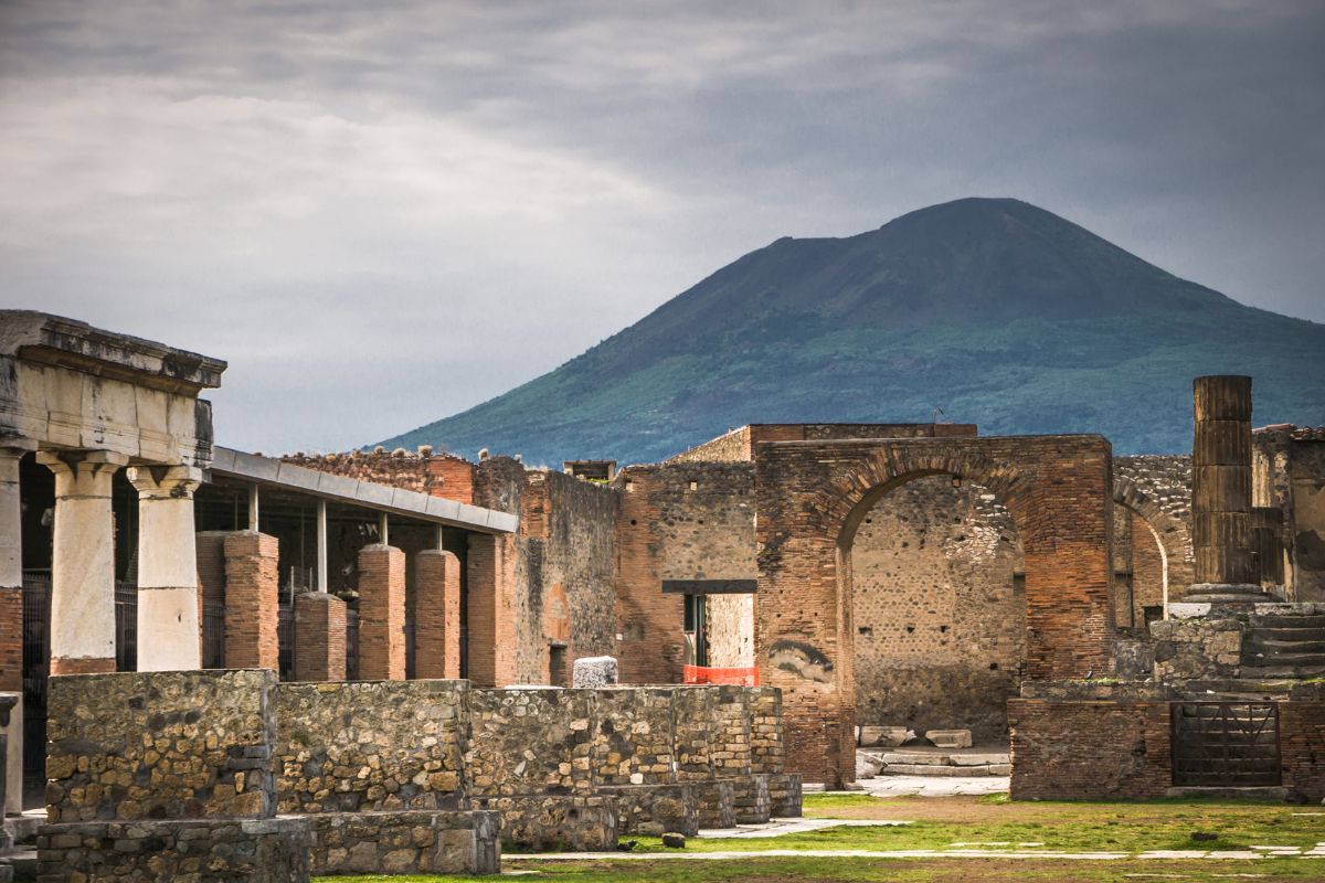 Rewolucja w Badaniach nad Starożytnymi Zwojami: Sztuczna Inteligencja Odkrywa Tajemnice Wezuwiusza